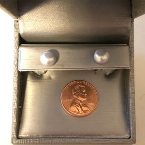 Zales’ Gray pearl earrings